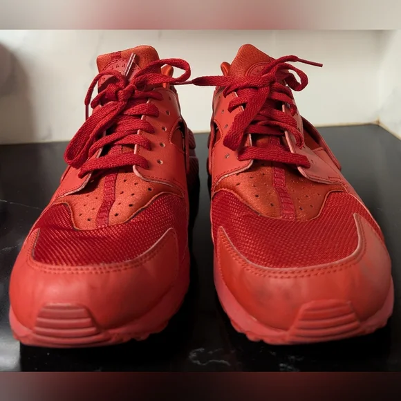 Nike Women's Air Huarache Run Sneakers Triple Red Sneakers Size 10 MSRP $120 - Picture 3 of 9